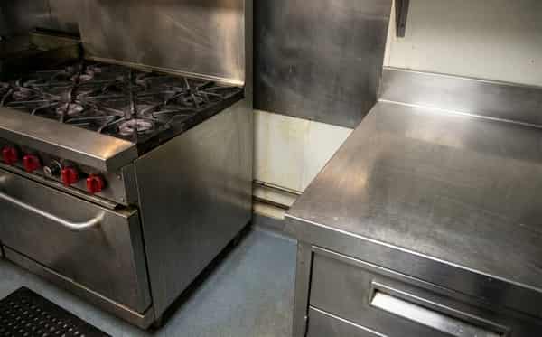 Čistá kuchyně po dezinsekci